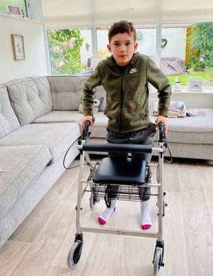 La dramática historia de Jacob, un niño de 10 años que dejó de caminar a causa del coronavirus (FOTOS)