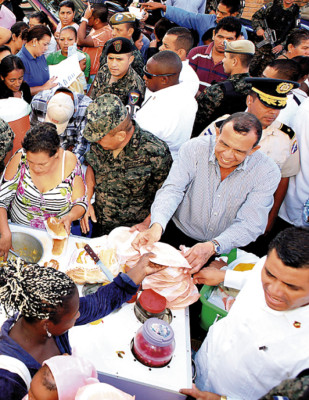 Presidente hondureño entrega Bono 10 Mil