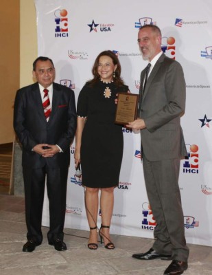 Andrés Mejía gana la XXVI Bienal de Pintura