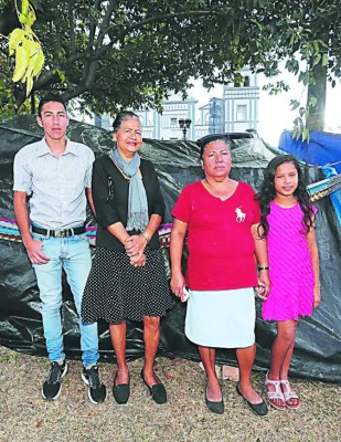 En acción de gracias se arrodillan ante la Patrona de Honduras