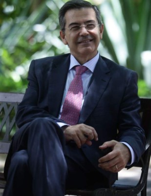 Vicerrector de Universidad de Navarra dicta conferencia en Tegucigalpa