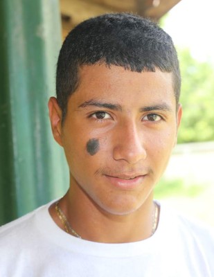 'Quiero ir a la universidad y ayudar a mi escuela”, niño trabajador en laguna de camarón