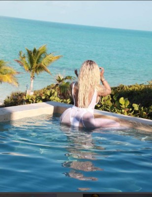 Nicki Minaj arranca suspiros con transparente bikini blanco y vestida de sirena