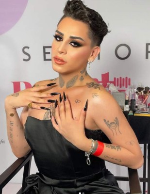 Agua con la que se bañaron y saludos: famosos que vendieron cosas insólitas a sus seguidores