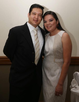 Cumplen promesa de amor