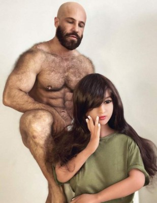 Yuri Tolochko, el hombre que se casó con su muñeca y ahora dice amar a un cenicero