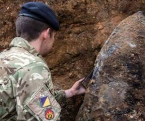 La bomba, de unos 125 kilos, fue descubierta el domingo durante unas excavaciones cerca de una pista del aeropuerto.