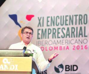 El presidente Juan Orlando Hernández durante su disertación ante empresarios en Cartagena de Indias, Colombia.
