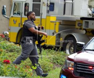 Agentes de la policía de Maryland patrullan la zona luego de que varias personas murieron en un tiroteo en un periódico en Annapolis, Maryland, el jueves 28 de junio de 2018.
