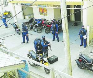 Los agentes de los grupos especiales de la Policía Nacional apoyaron a los fiscales durante la intervención de las oficinas de la municipalidad de Utila, Islas de la Bahía.