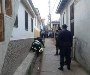 El cadáver de la joven quedó dentro de una cuneta.