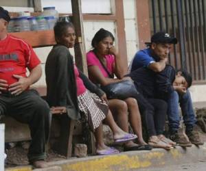 Por falta de dinero hasta esta tarde no han podido trasladarse a su lugar de origen (Foto: El Heraldo Honduras/ Noticias de Honduras)