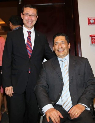 Premian a hondureños distinguidos