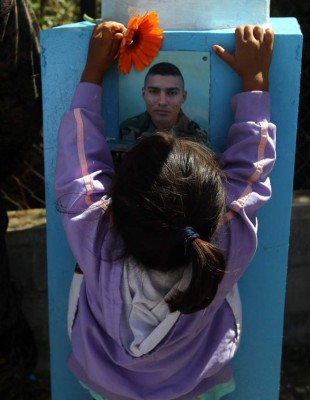 Ofrendas para conmemorar a nueve Héroes de Upare