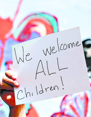 Desvían autobuses con niños migrantes