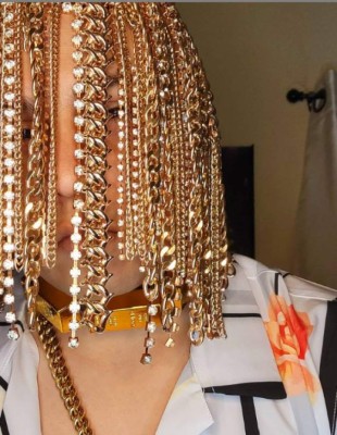 Dan Sur, influencer que asegura que se incrustó cadenas de oro en el cuero cabelludo