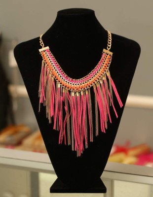Collares en seda y cuerina