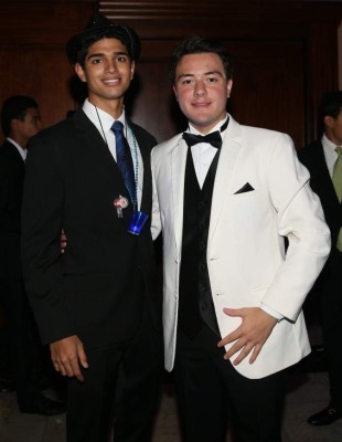 Glamour en la fiesta prom de la Americana