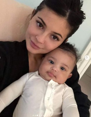 Kylie Jenner y Travis Scott comparten fotos de álbum familiar nunca antes vistas