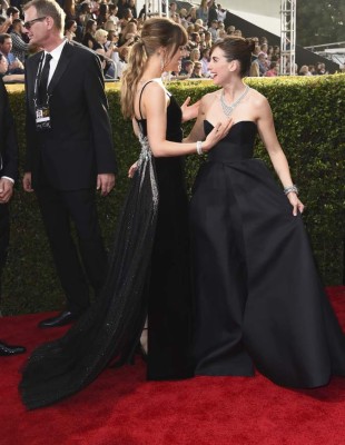 Dakota Johnson deslumbró en los Globos de Oro con un espectacular vestido Gucci