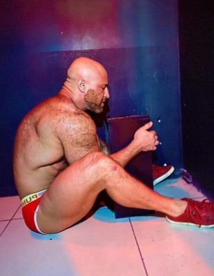 Yuri Tolochko, el hombre que se casó con su muñeca y ahora dice amar a un cenicero