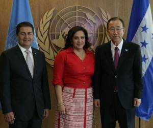 El presidente de Honduras Juan Orlando Hernández, su esposa Ana García y el secretario general de la ONU Ban Ki-moon.