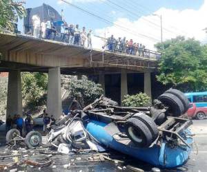 En mayo pasado, un camión cisterna cayó desde el puente a desnivel de la colonia El Carrizal al bulevar Fuerzas Armadas de la capital de Honduras. El conductor sobrevivió de milagro.
