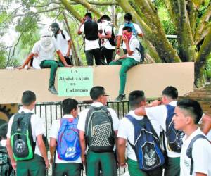Los alumnos del Luis Bográn protestaron contra el plan de alfabetización con pancartas mal escritas, como muestra la imagen, en la que escribieron “extorción” en vez de extorsión.