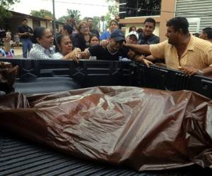 Los familiares y amigos estaban muy consternados por la muerte violenta del alcalde Rolando García Flores.