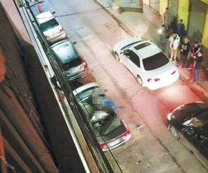 El hombre quedó en el techo de un vehículo que estaba estacionado frente al edificio de apartamentos.