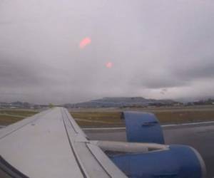 El momento en que empezó a desarmarse el avión de Sky Airline en Chile.