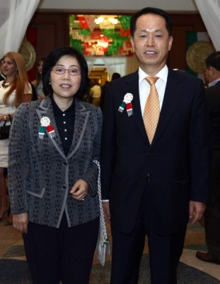 Brindan por aniversario patriótico de México