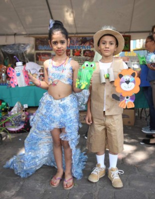 Escolares imponen moda responsable con el ambiente en feria del reciclaje