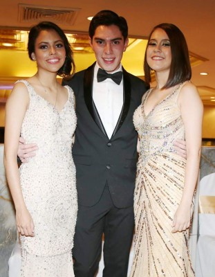 Júbilo y despedida en la elegante fiesta para los seniors de la Elvel School