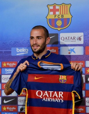 Barça presenta su primer refuerzo, Aleix Vidal, que no jugará hasta 2016