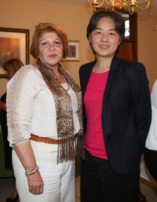 Entre vinos y ricos dulces lanzan línea fina de joyería