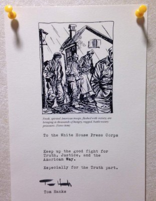 Tom Hanks regala cafetera a periodistas de la Casa Blanca