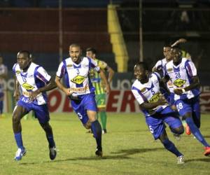 Nery Medina y Leo Domínguez, defensas que tienen gol, no estarán ante Real Sociedad.