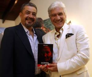 El autor de la nueva obra acompañado del embajador argentino Juan José Castelli.