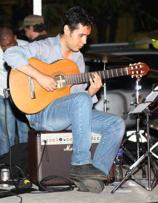 Música de saxofón al ritmo de jazz y funk con Ariel Lagos