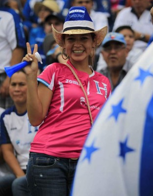 Honduras: La afición catracha apoyó, gritó y sufrió por la Bicolor en el Olímpico