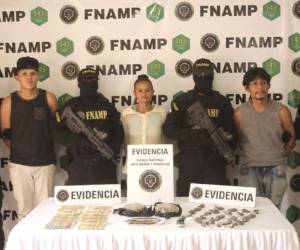 Junior Joel Montalvan Cerrato (18) alias 'El Cuchillero', Margarita Elizabeth Gómez Días (40) alias 'La Chispa' y José Antonio Aguilar Amador de 36 años, alias 'El Muco', al ser presentados por las autoridades. Foto: Cortesía