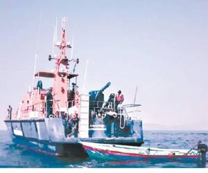 Una imagen capturada del video grabado por uno de los pescadores hondureños muestra el instante en que la fragata nicaragüense se lleva remolcada la lancha de los compatriotas.