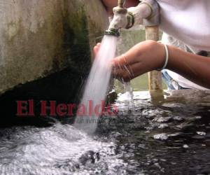 La medida pretende que los hondureños realicen los protocolos de limpieza establecidos por las autoridades para evitar contagios de Covid-19. Foto: Archivo/ EL HERALDO
