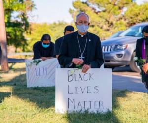 El papa expresó su apoyo para un obispo estadounidense que se arrodilló en oración durante una protesta de Black Lives Matter. Foto: AP