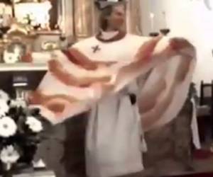 El divertido hombre anima la congregación moviendo su sotana.