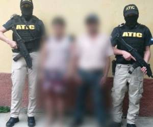 La pareja fue presentada ante las autoridades correspondientes para iniciar su debido proceso. Foto: Cortesía