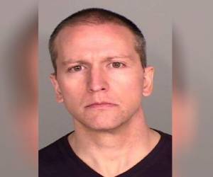 Millones de personas en el mundo exigen que todo el peso de la ley caiga sobre el policía Derek Chauvin.