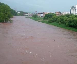 Según Copeco, el río Choluteca ha incrementado en dos metros y medio sobre su nivel normal. (Foto: Mario Urrutia)