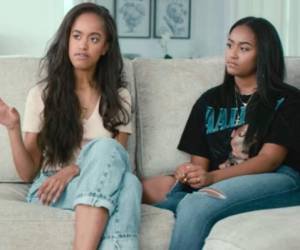 Malia y Sasha Obama mientras dan la entrevista a la productora Netflix. Foto: @AaliyahApp